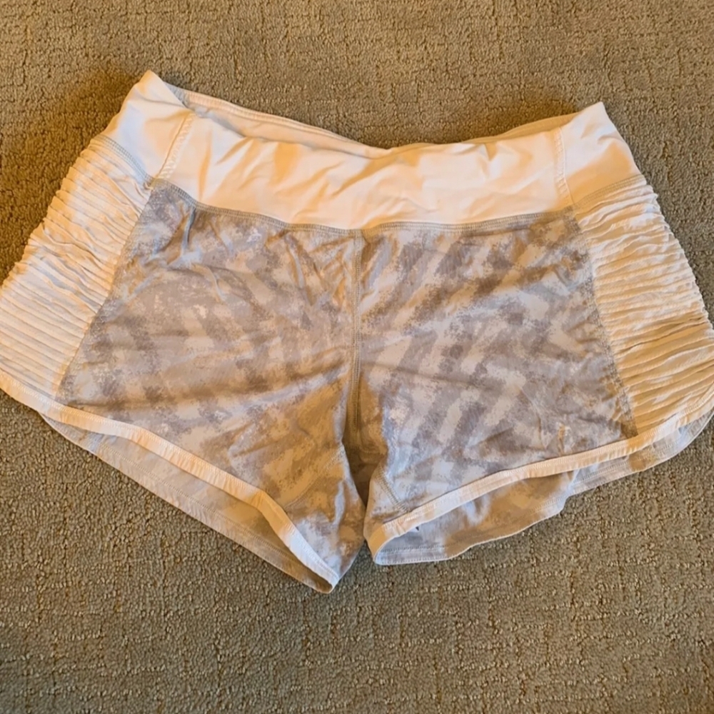🥳HP🥳 Lululemon Speed Short White/Gray Ruched Shorts size 8